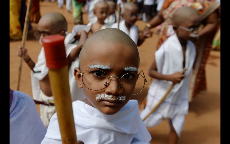 Niños disfrazados de Mahatma Gandhi se reúnen en Chenai, India, en un evento conmemorativo por el aniversario del natalicio de Gandhi, que se celebra el 2 de octubre. AFP/A. Sankar