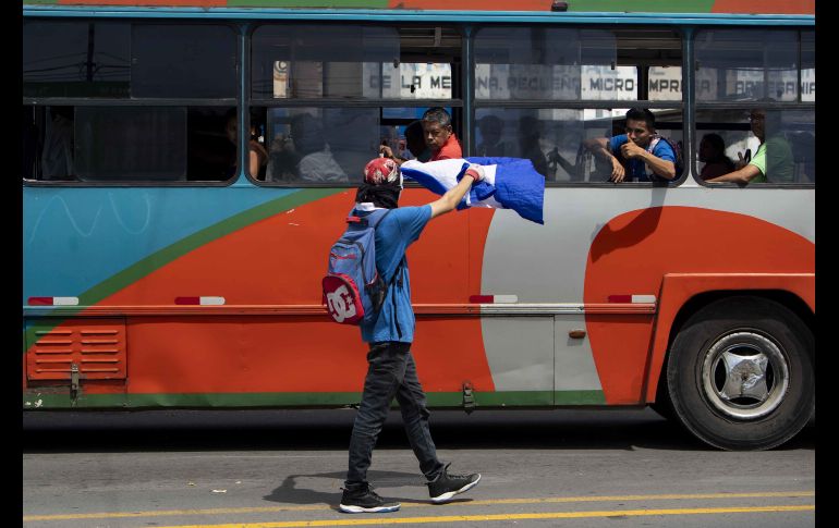 Un joven con una bandera de Nicaragua participa de un plantón frente a la Universidad Centroamericana en Managua, Nicaragua, para protestar contra el Gobierno. EFE/J. Torres