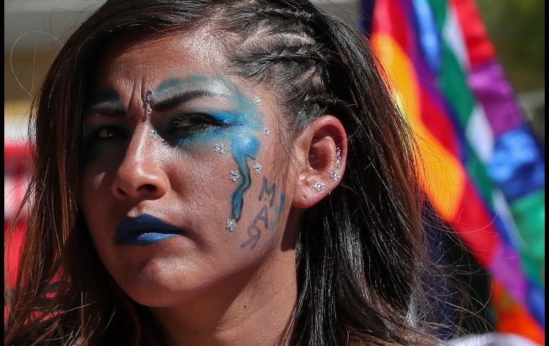 Una ciudadana en La Paz, Bolivia, sigue el pronunciamiento de la Corte internacional de Justicia sobre la disputa que mantiene Bolivia con Chile, por la demanda presentada para reclamar un acceso al mar. Bolivia recibió hoy con tristeza el fallo adverso de La Haya. EFE/M. Alipaz