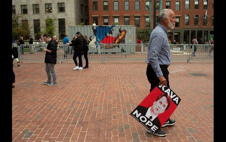 Un hombre sostiene una pancarta con el rostro del candidato al Tribunal Supremo, Brett Kavanaugh, y en la que puede leerse ''KAVA NO'', mientras se dirige a una manifestación en contra de su posible elección, en Boston, Estados Unidos. EFE/ C. Gunther