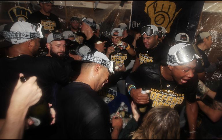 Los Cerveceros celebran en el vestuario tras derrotar a los Cachorros. EFE/T. Maury