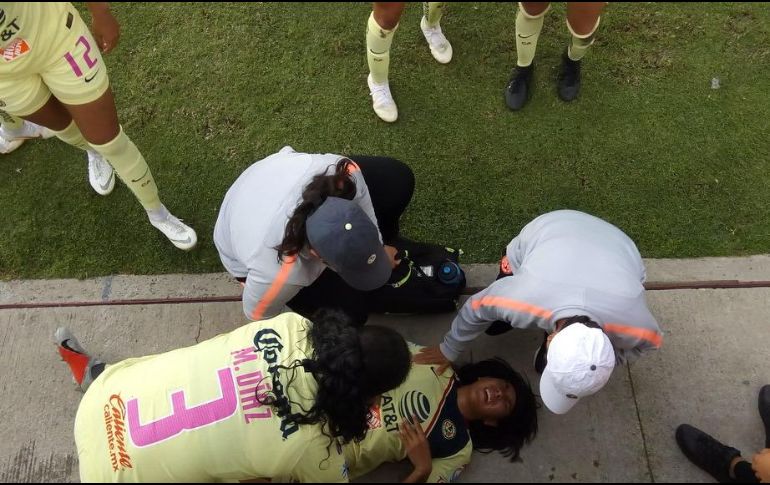 Momentos después del impacto en la cabeza, Cuevas fue atendida durante varios minutos por médicos del equipo. ESPN