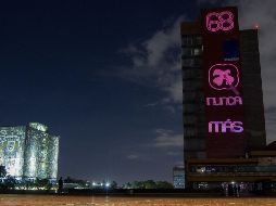 Vista general de una pancarta iluminada en relación con el movimiento estudiantil de 1968, en un edificio de la UNAM. EFE/M. Guzmán