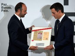 El gobierno francés entregó simbólicamente al español más de 8 mil documentos confiscados a ETA que podrían ayudar a aclarar más de 350 crímenes sin resolver. AFP/O. Del Pozo
