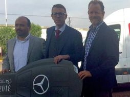 Ejecutivos de Mercedes-Benz y Estafeta, en la entrega de 169 unidades. EL FINANCIERO