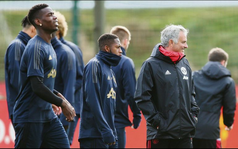 Cada vez es más evidente la ruptura entre Paul Pogba (izquierda) y  el entrenador José Mourinho (derecha). EFE