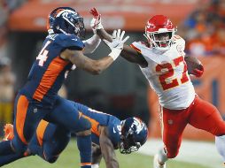 Cerca del final del juego, Kareem Hunt (#27) consiguió el touchdown de la victoria para los Chiefs. AP