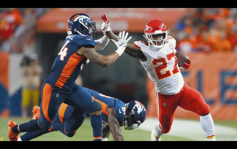 Cerca del final del juego, Kareem Hunt (#27) consiguió el touchdown de la victoria para los Chiefs. AP