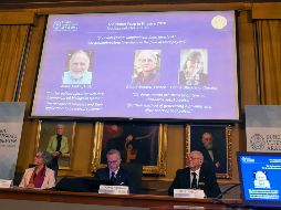 Los retratos de los científicos son mostrados en la Real Academia de las Ciencias de Suecia durante el anuncio de ganadores. EFE/H. Franzen