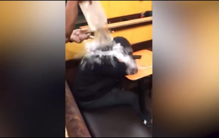 El hombre sin casa, Jeremy Dufresne, dijo que fue a ese local de Dunkin' en Syracuse el domingo para recargar la batería de su teléfono cuando uno de los empleados le tiró agua encima, riéndose. YOUTUBE / NewsChannel 9 WSYR Syracuse