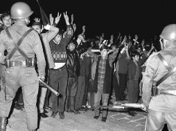 Fotografía con fecha de 1968 cedida por el Comite 68, muestra la detención de estudiantes durante el conflicto de Tlatelolco en Ciudad de México (México). EFE