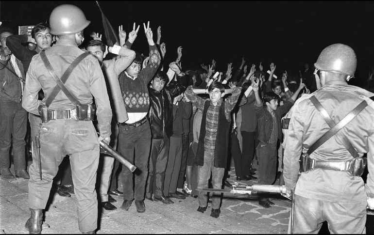 Fotografía con fecha de 1968 cedida por el Comite 68, muestra la detención de estudiantes durante el conflicto de Tlatelolco en Ciudad de México (México). EFE