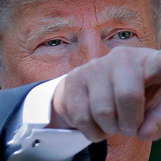 Trump dice a periodista que lo cuestiona que "nunca" piensa