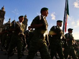 Navarrete Prida encabeza, en representación del presidente de la República, la ceremonia en la que se izó a media asta la Bandera monumental del Zócalo capitalino, en memoria de los caídos del 2 de octubre de 1968. NTX / J. Lira