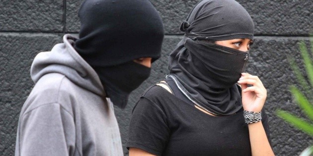 Encapuchados queman llantas afuera del CCH Azcapotzalco