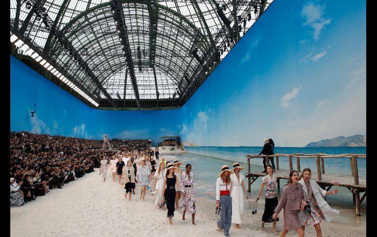 El diseñador Karl Lagerfeld (arriba, d) observa la pasarela de su colección primavera/verano para Chanel, durante la Semana de la moda de París. AP/C. Ena