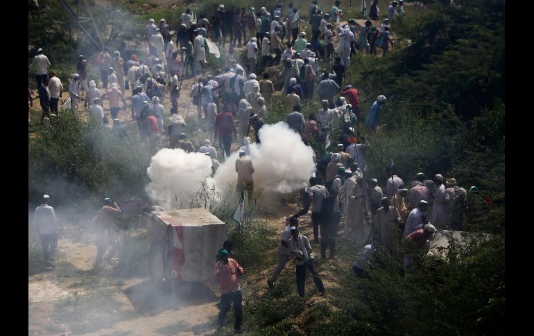 Policías usan gas lacrimógeno para dispersar a campesinos que protestan en Nueva Delhi, India. Los campesinos demandan la condonación de préstamos. AP