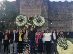 Integrantes del Comité Ejecutivo Nacional del PRD montan guardia de honor en la Plaza de las Tres Culturas de Tlatelolco en memoria de los jóvenes del movimiento estudiantil que fueron asesinados. TWITTER / @SRIPRDOficial
