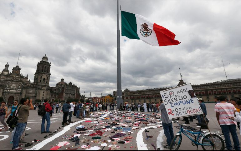 Además de conmemorar a las víctimas del movimiento estudiantil, los alumnos recordaron a los 43 estudiantes de Ayotzinapa. AP / M. Ugarte