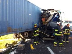 Policías federales y cuerpos de rescate arribaron al lugar para atender a los lesionados. TWITTER/@e_municipios