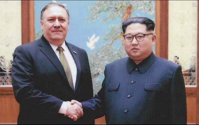 Foto de archivo que muestra a Mike Pompeo con Kim Jong-un, en abril de 2018. AFP/Gobierno de Estados Unidos