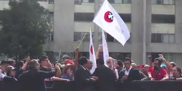 Reclaman por vallas en Tlatelolco para acto de AMLO