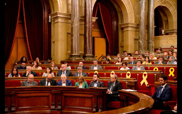 El presidente de Cataluña Quim Torra (2 d) y su gabinete asisten a la primera sesión del parlamento regional en Barcelona, España, tras el receso de verano. AFP/J. Lago