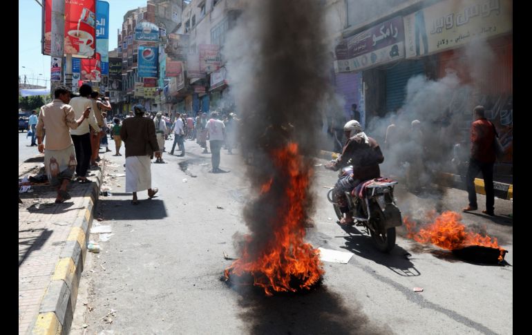 Llantas arden durante una protesta contra la inflación en la ciudad yemení de Taez. AFP/A. Al-Basha