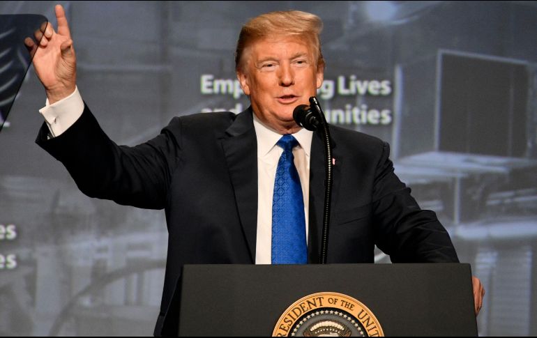 El presidente estadounidense, Donald Trump, pronuncia un discurso durante la Convención Nacional de Contratistas Eléctricos, en Filadelfia. EFE/B. Slabbers