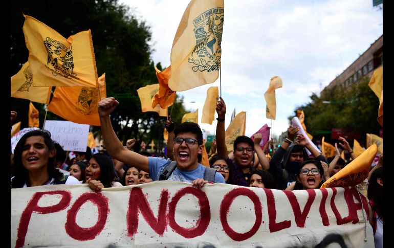 Personas marchan por calles de la Ciudad de México por el 50 aniversario de la matanza de Tlatelolco.