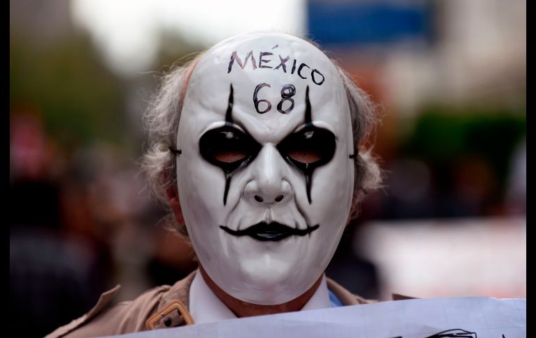 La manifestación recordó los hechos del 2 de octubre de 1968, cuando líderes estudiantiles improvisaron una tribuna en el complejo habitacional de Tlatelolco, que da a la Plaza de las Tres Culturas, para explicar los resultados de una reunión con representantes del entonces presidente, Gustavo Díaz Ordaz.