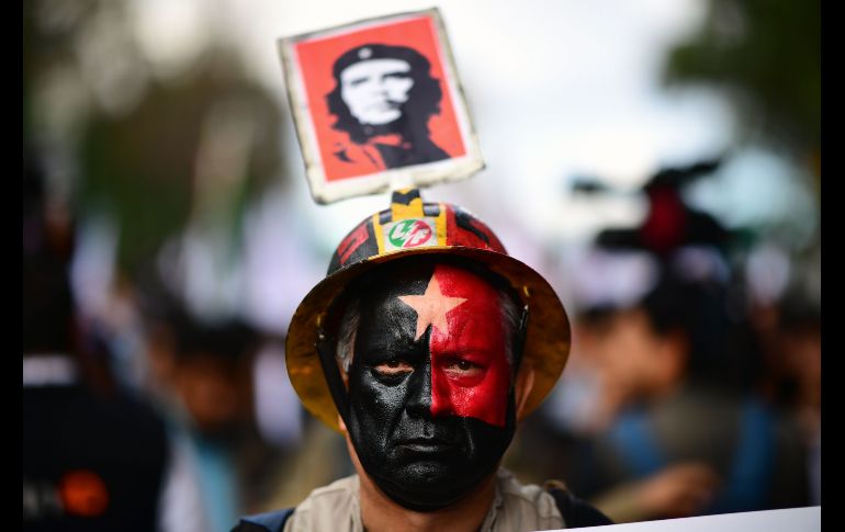 Un hombre marcha con una imagen del líder revolucionario Ernesto 