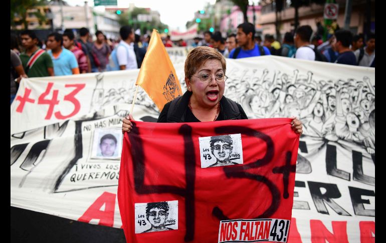 En la marcha se recordó también a los 43 normalistas de Ayotzinapa desaparecidos hace cuatro años en Guerrero.