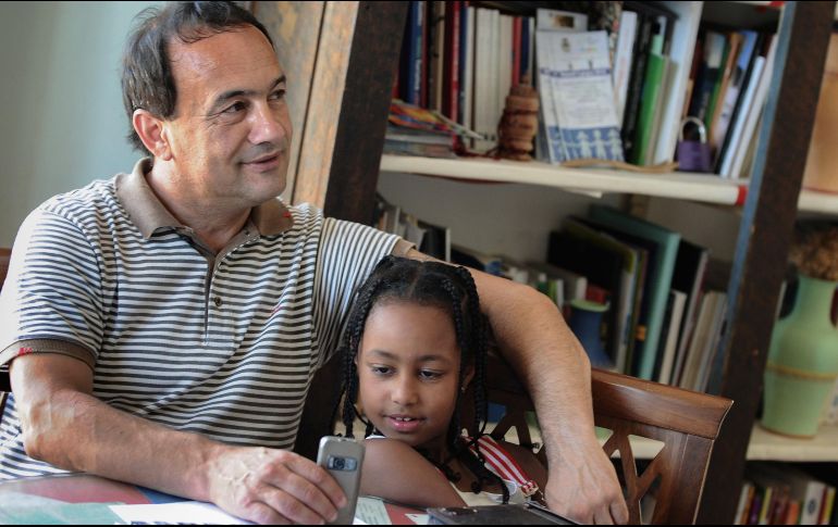 Lucano adoptó un modelo original de acogida para los migrantes para volver a poblar la localidad calabresa con sólo mil 800 habitantes. AFPAFP/M. Laporta