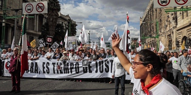 L&iacute;deres del 68 encabezan marcha en el 50 aniversario