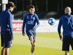 “El Chucky” Lozano patea el balón, acompañado de Erick Gutiérrez (izquierda), la víspera del partido del PSV contra el Inter de Milán. EFE