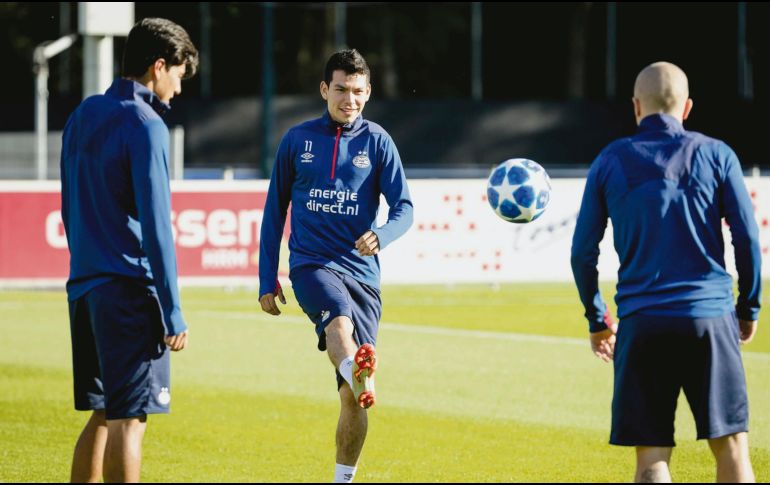 “El Chucky” Lozano patea el balón, acompañado de Erick Gutiérrez (izquierda), la víspera del partido del PSV contra el Inter de Milán. EFE