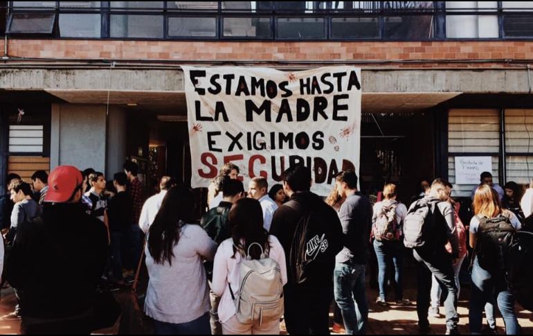 Alumnos, profesores y administrativos se manifestaron ayer para exigir seguridad. FACEBOOK/Ingrid Rosales