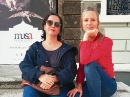 La curadora Mónica Ashida y la artista Mag Lindström posan afuera del MUSA.  EL INFORMADOR / N. Gutiérrez