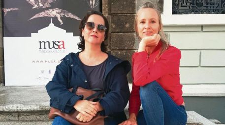La curadora Mónica Ashida y la artista Mag Lindström posan afuera del MUSA.  EL INFORMADOR / N. Gutiérrez