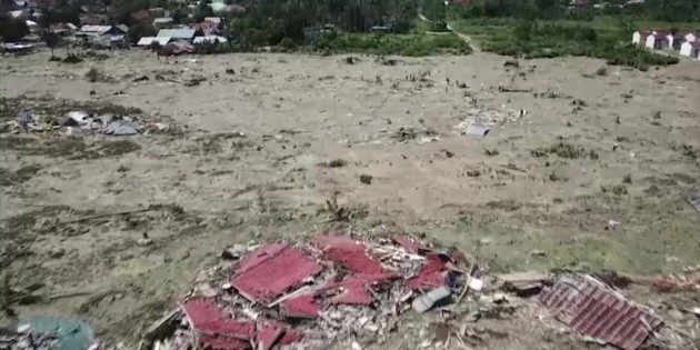 Poblado indonesio queda sepultado por tsunami