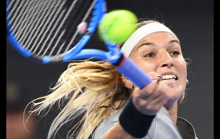 La eslovaca Dominika Cibulkova devuelve una pelota en partido de la tercera ronda del Abierto de tenis de China, que se disputa en Pekín. AFP/G. Baker