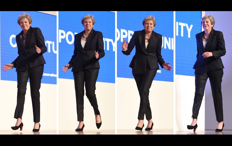 Esta serie de imágenes muestran a la primera ministra británica, Theresa May, dar unos pasos de baile antes de dirigir un discurso en el último día de la conferencia del Partido Conservador en Birmingham, Inglaterra. AFP/O. Scarff