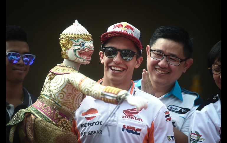 El piloto Marc Márquez (c) observa un baile tradicional de marionetas en Bangkok, durante una conferencia de prensa previa al Gran Premio de Moto GP de Tailandia. AFP/L. Suwanrumpha