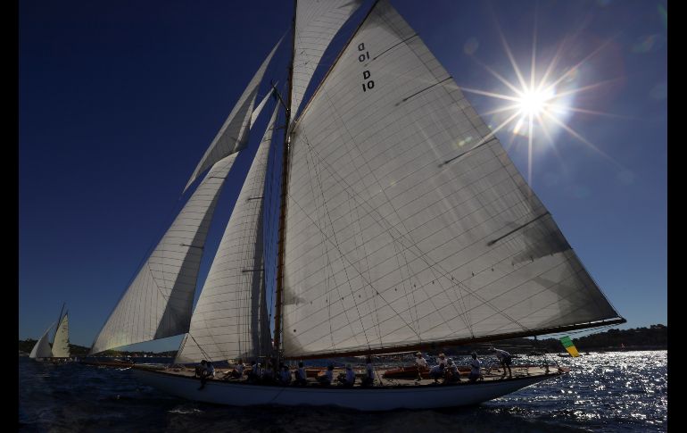 Yates navegan cerca de la costa de la ciudad francesa de Saint Tropez, en el marco de las regatas anuales 