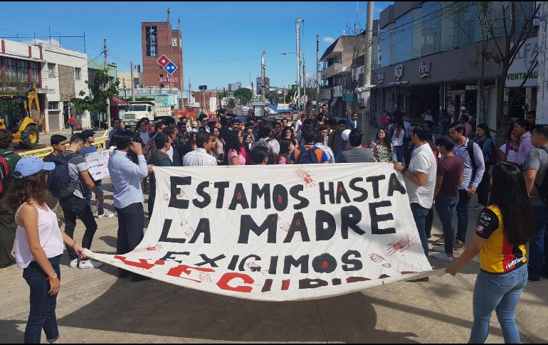 El anuncio se da luego de que alrededor de 200 estudiantes marcharan hacia el Ayuntamiento de Guadalajara, donde una comitiva de estudiantes se reunió con las autoridades municipales. EL INFORMADOR / J. Armendáriz
