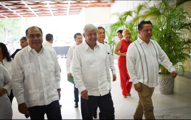 El presidente electo de México, Andrés Manuel López Obrador, se reúne con el gobernador de Guerreo, Héctor Astudillo Flores, y sus colaboradores. NTX/ESPECIAL