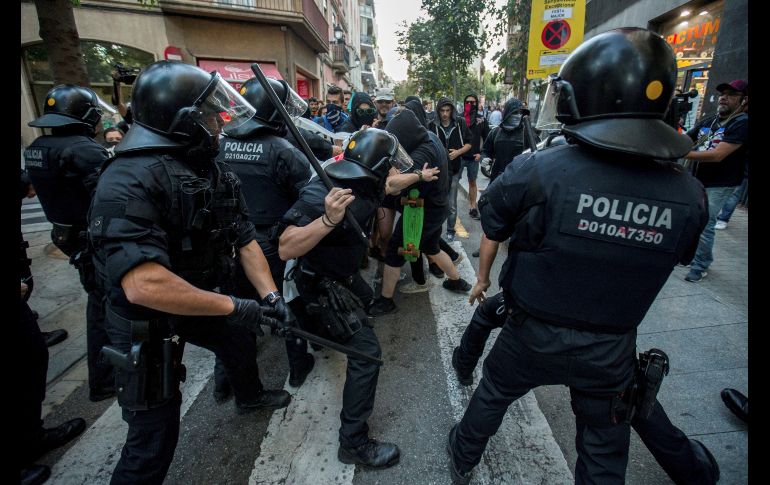 Mossos d'Esquadra se enfrentan con antifascistas-independentistas que contramanifestaban una concentración españolista-unionista en Barcelona, España. EFE/E. Fontcuberta