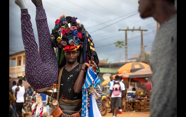 Un vendedor ambulante porta las piernas de un maniquí mientras vende telas y ropa en Yaundé, Camerún. EFE/ N. Bothma