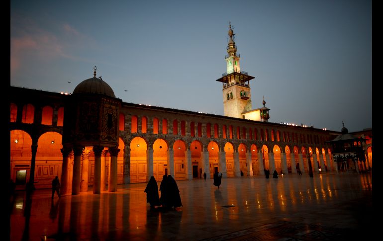 Musulmanas caminan en la mezquita Umayyad del siglo 7 en Damasco, Siria. AP/H. Ammar